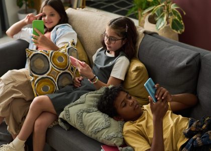 Pantallas en la infancia por qué reducir su uso y cómo el cálculo con ábaco puede marcar la diferencia